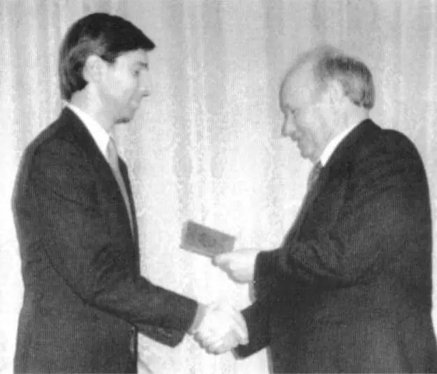 ВА Крючков вручает Соутеру паспорт гражданина СССР Африка де Лас Эрас - фото 19