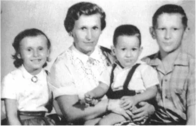 Анна Федоровна Филоненко с детьми Супруги Шамиль Хамзин Халеф и Ирина - фото 27