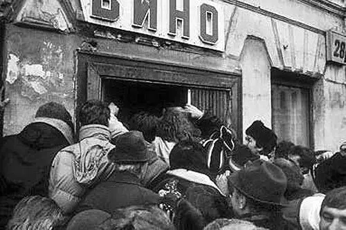 В России привыкшей существовать в условиях нехватки всего возник новый - фото 37