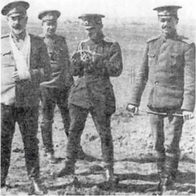 Командир дивизии Деникин после ранения в марте 1916 года Мечтал об отпуске - фото 21