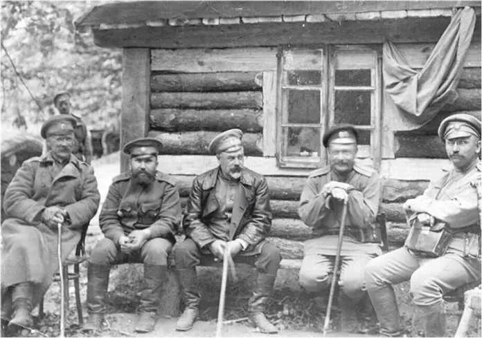 Передышка на фронте 1916 год Деникин в центре У генерала Деникина хотя - фото 22