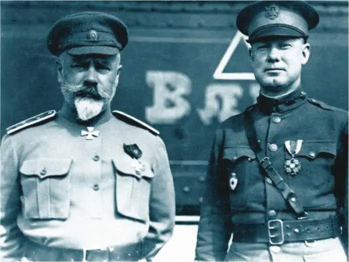 На снимке 1918 года командующий русской Добровольческой армии генерал Антон - фото 42