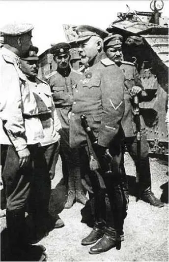 Деникин в танковых частях своей армии 1919 год Генерал Май среднего роста - фото 44