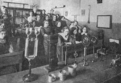 Рис 74 Ученицы Тверской женской учительской школы Учительская школа открылась - фото 80