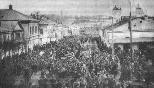Рис 88 Солдатская демонстрация в Торжке Март 1917 г 3 марта в Твери - фото 94