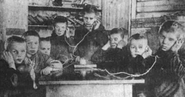 Рис 96 Дети слушают радио д Коноково Вышневолоцкий уезд 1925 г В первые - фото 102