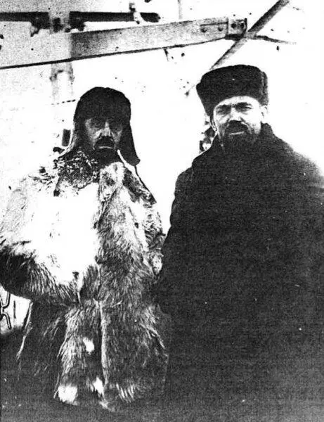 Справа налево Э П Берзин и Л М Эпштейн на пароходе Сахалин во льдах - фото 1
