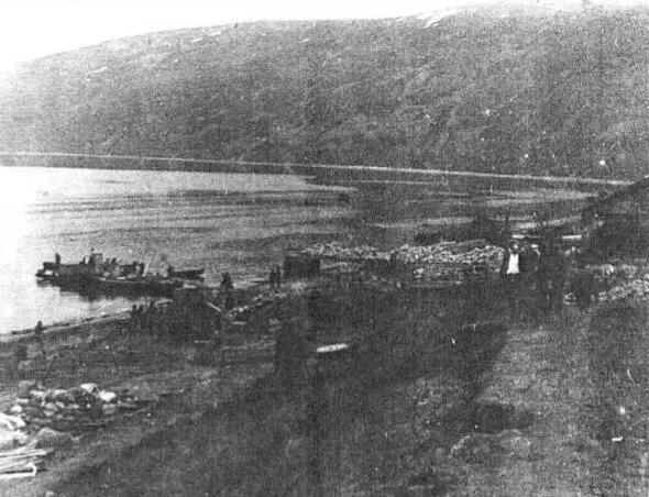 Прибрежная полоса бухты Нагаева 1931 г Первые помещения Дальстроя - фото 2