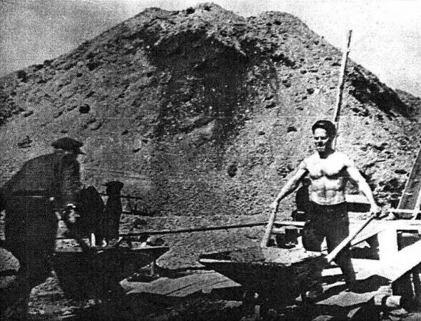 Заключенные работают на прииске 1936 г Дом на улице Берзина где жила - фото 8