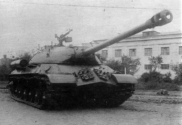 Первый серийный танк ИС3 во дворе Челябинского Кировского завода Тяжелый - фото 10