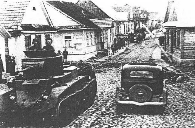 Советские танки переходят польскую границу 17 сентября 1939 года Основу же - фото 45