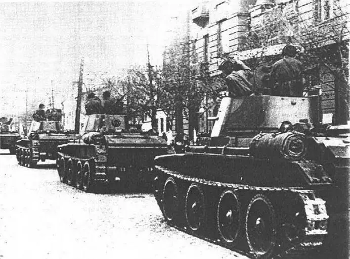 Танки 24й легкотанковой бригады вступают в гЛьвов 22 сентября 1939 года - фото 46