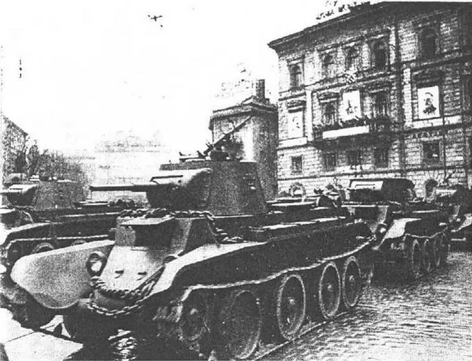 Парад во Львове 7 ноября 1939 года Изза сильных морозов танки постоянно - фото 47