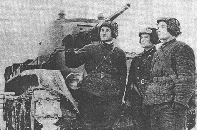 Танкисты 13й легкотанковой бригады обсуждают боевую задачу Весна 1940 года - фото 48