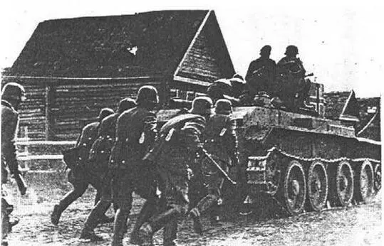 Солдаты 4й немецкой полицейской дивизии во время противопартизанской операции - фото 60