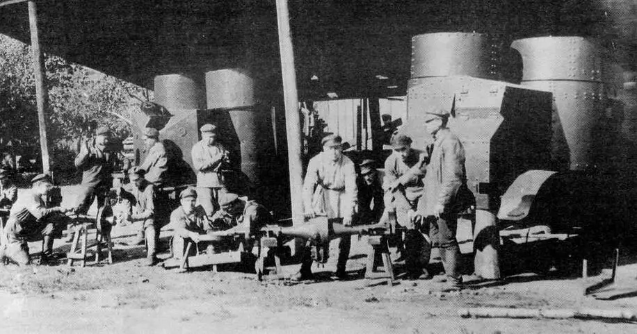 Боевые машины автобронеотряда 1й Конной армии в ремонте Слева английский - фото 48