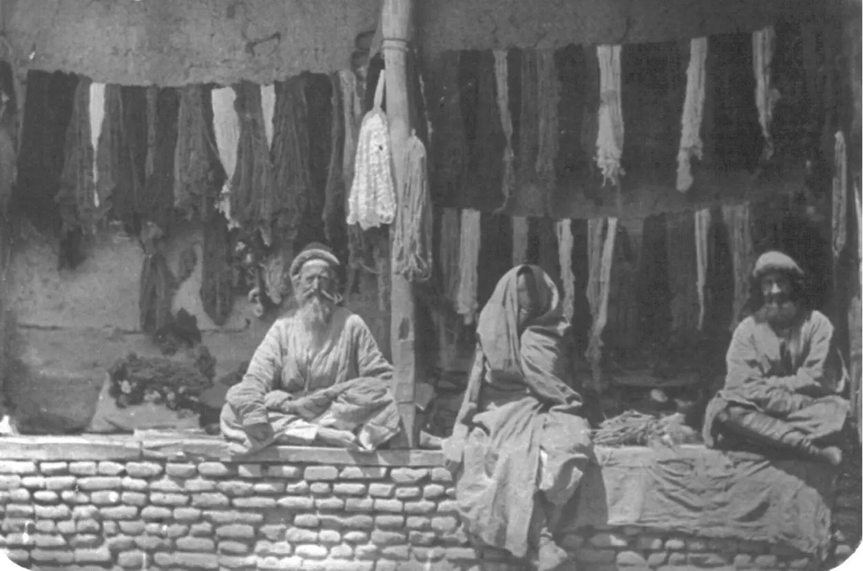Евреи продавцы шелка 1871 год Туркестанский альбом часть этнографическая - фото 2
