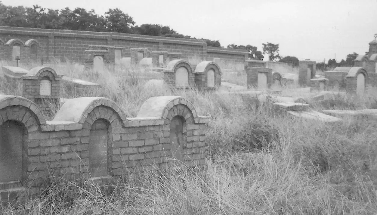 Старый участок бухарскоеврейского кладбища в Самарканде 2001 фото А - фото 4
