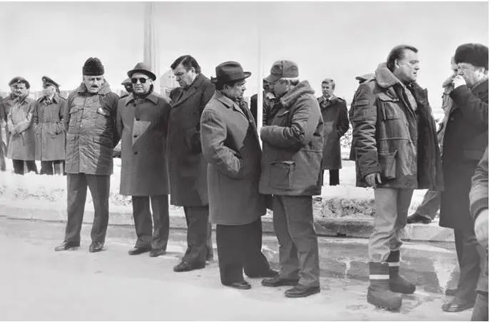 Второй справа тележурналист Михаил Лещинский В центре советник афганской - фото 16