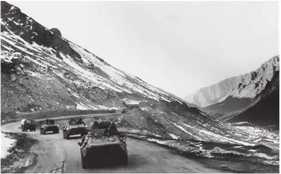Колонна военной техники на марше Афганистан 1983 г Из архива МЯ Овсеенко - фото 24