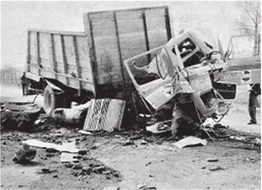 Подрыв грузовика мятежниками Кандагар 1984 г Из архива МЯ Овсеенко Не - фото 25