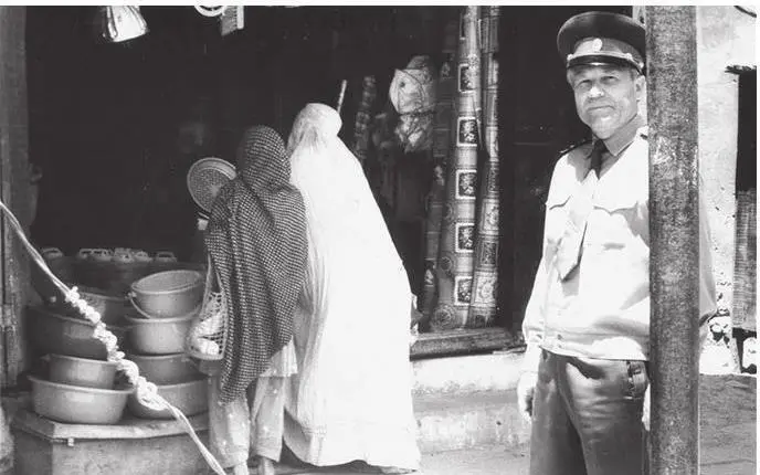 Покупатели в дукане Джелалабад 1982 г Из архива МЯ Овсеенко Рынок в - фото 3
