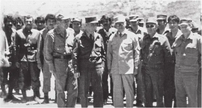 После боевой операции В первом ряду слева направо командующий армией генерал - фото 42