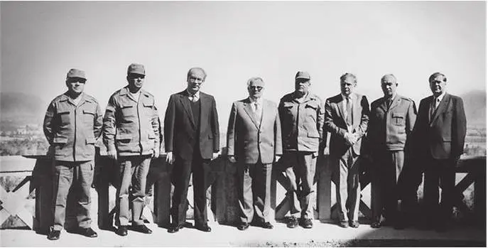 Слева направо МЯ Овсеенко командующий ВП Дубынин заместитель министра - фото 45