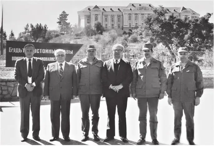 На фоне дворца ТаджБек Справа налево МЯ Овсеенко командующий 40й Армией - фото 49