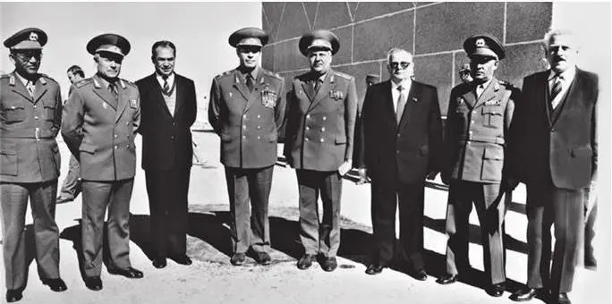 Слева направо начальник Генерального штаба ННА Афганистана начальник особого - фото 50