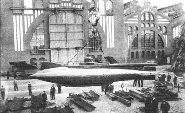 Подводную лодку Форель кран вытаскивает из цеха на верфи Германия 1903 год - фото 100