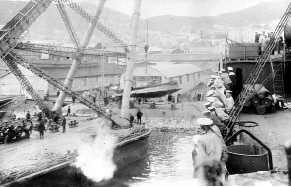 Кран ставит подводную лодку Форель на клети Владивосток 17 мая 1910 года - фото 107