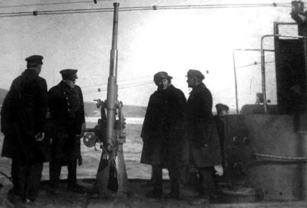На верхней палубе подводной лодки Карп2й слева командующий МСДВ - фото 138