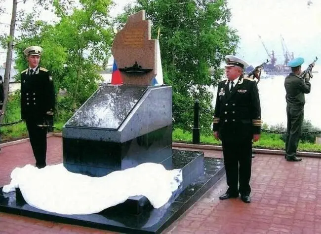 Памятник подводникам погибшим на Щ118 и Щ138 НиколаевскнаАмуре - фото 172