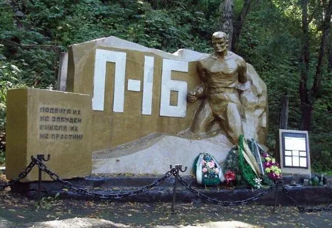 Памятник погибшим подводникам Л16 в сквере Боевой славы Камчатской флотилии - фото 179