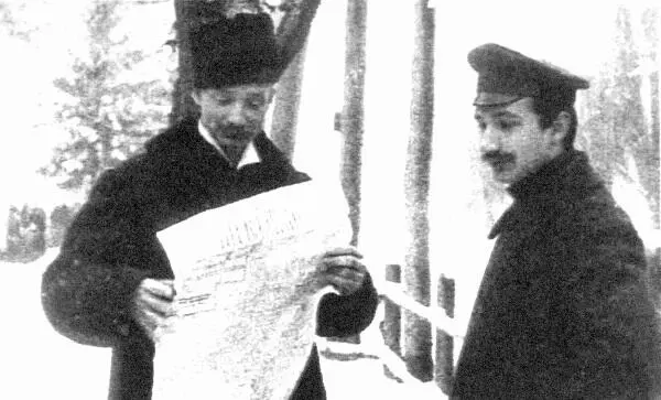 Шульгин В В слева в дни отречения Ирония судьбы он был убежденный монархист - фото 4