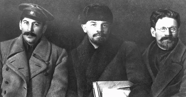 Сталин И В Ленин В И Троцкий Л Д В тот момент они еще вместе - фото 12