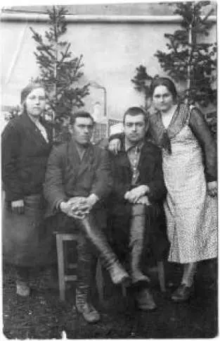 Мой дядя Павел Моисеевич с женой Ефросиньей Изотовной справа 1936 год - фото 14