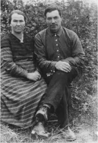 Мои родители Ефимья Евстигнеевна и Андреян Моисеевич 1940 год Наша семья - фото 15