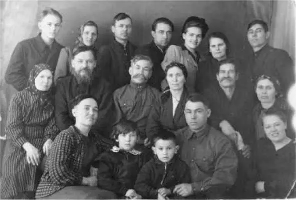 Семья Артамона Алексеевича Неволит 1937 год Из молодых ссыльных вернулась в - фото 20