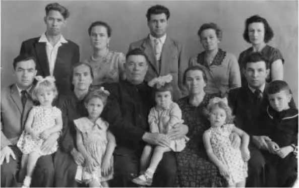 Родители с детьми и новым поколением Абакан 1959 год Мои родители на - фото 23