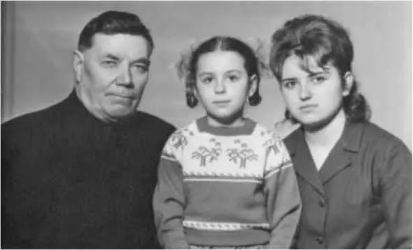 Андреян Моисеевич Неволин с внучками Наташей и Людмилой 1967 год Я посетил - фото 25