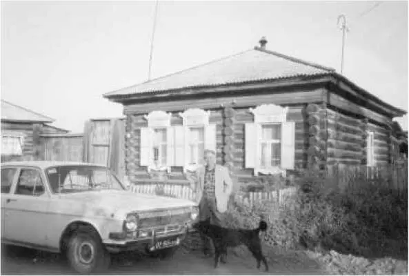 У родительского дома в с Верхнеусинском 1975 год Но сборы на родину у меня - фото 28