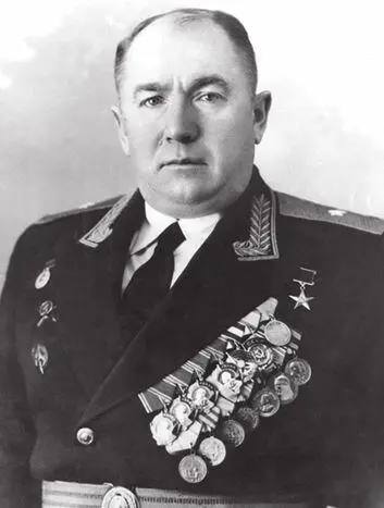 Генералмайор ММ Мальцев 1980 г С любимой дочерью Майей Германия 1947 - фото 70