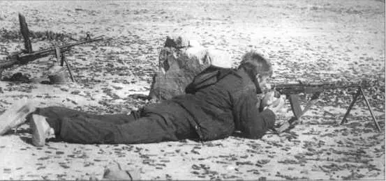 На стрельбище кандагарских разведчиков Земля вокруг после частых стрельб - фото 89