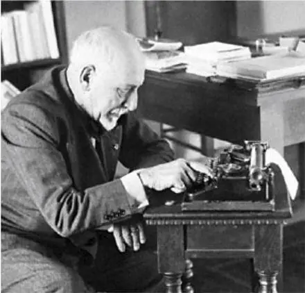 ЛПиранделло за рабочим столом в последние годы жизни В 1934 году Пиранделло - фото 33