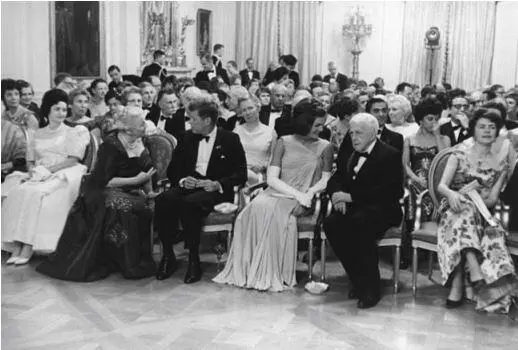 Перл Бак на приеме в Белом доме с президентом ДКеннеди и его женой 1962 год - фото 60
