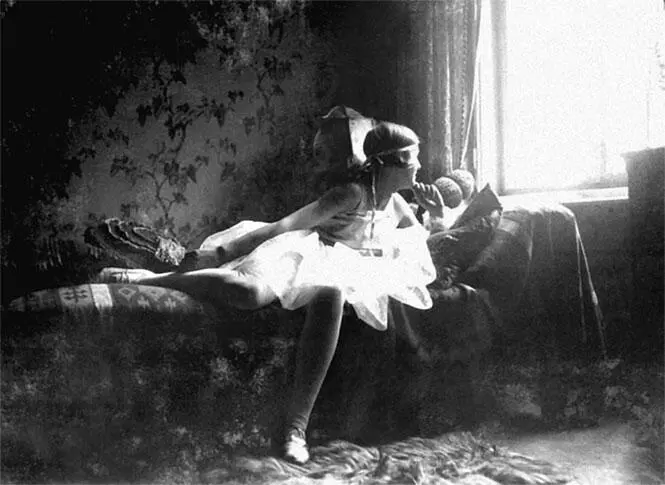 Фото Евы Браун в маскарадном костюме 1928 г Во время учебы Хенни - фото 2
