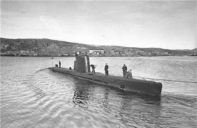 Подводная лодка М172 Подводная лодка М172 швартуется к ПЛ М1741943 год - фото 71