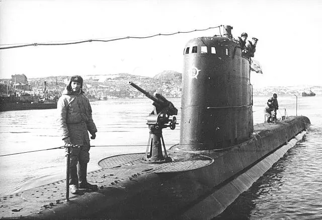 На корпусе ПЛ М172 командир подводной лодки ИИФисанович 8 мая 1943 года - фото 77